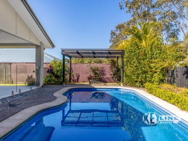 MODERN FAMILY HOME WITH A POOL!