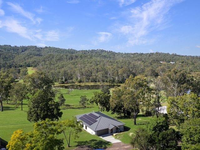 Modern Family home with absolute Golf Course frontage