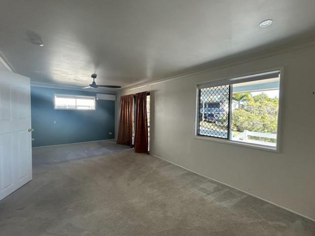 MODERN FAMILY HOME WITH AIR CONDITIONING, SECURE PARKING AND A LOW MAINTENANCE YARD!