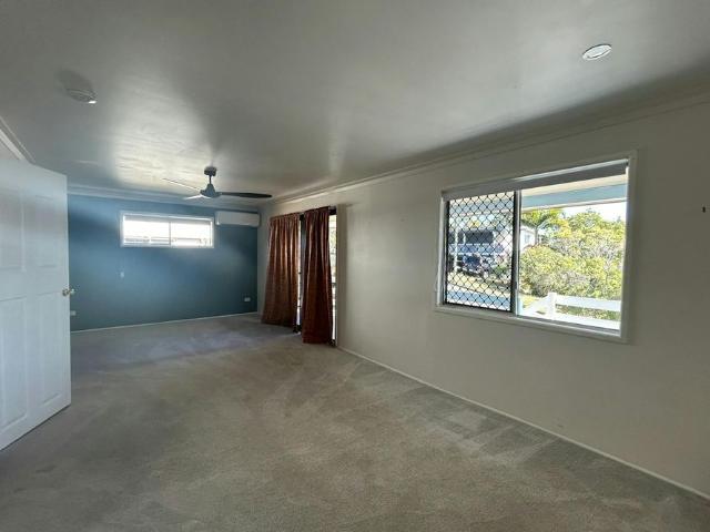MODERN FAMILY HOME WITH AIR CONDITIONING, SECURE PARKING AND A LOW MAINTENANCE YARD!
