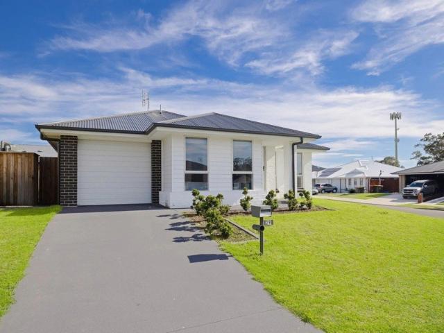 Modern Family Home with Alfresco Entertaining in Quiet Lochinvar Location