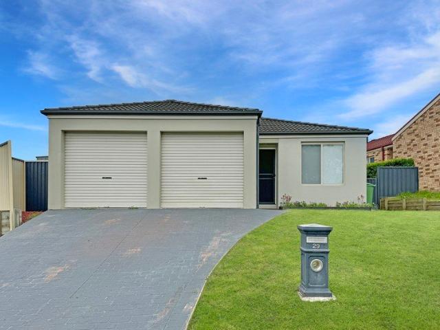 Modern Family Home With Easy Access to M1 Motorway!