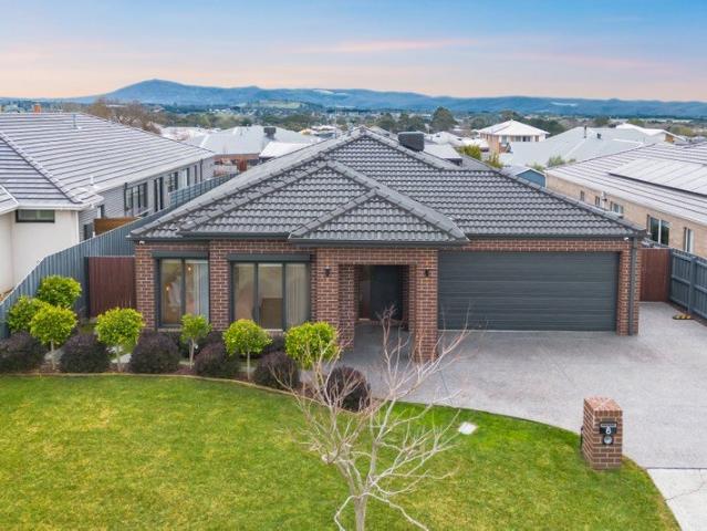MODERN FAMILY HOME WITH ELEVATED NORTHLY VIEWS TO MACEDON RANGES