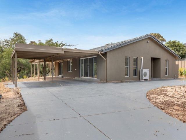 MODERN FAMILY HOME WITH GENEROUS PARKING AND GREAT ENTERTAINING SPACE