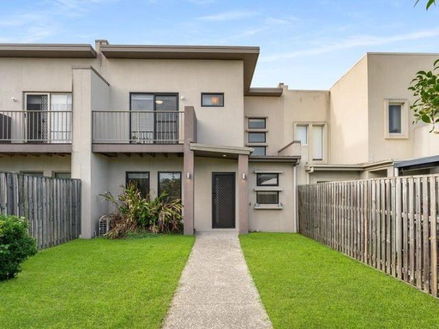 Modern Family Home with Multiple Living Areas in Convenient Silkstone Location