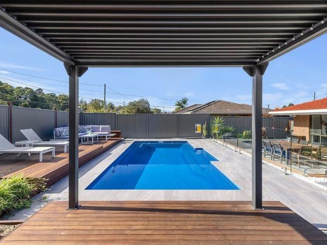 MODERN FAMILY HOME WITH POOL