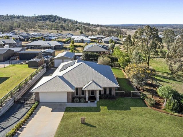 Modern Family Home With Shed!