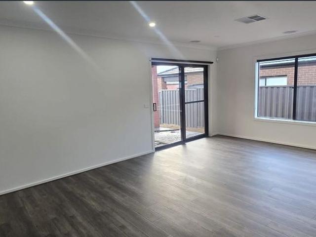 Modern Family Home with Solar – $500 Per Week