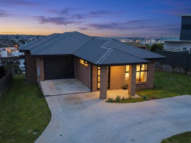 Modern Family Home with Space, Comfort and Views