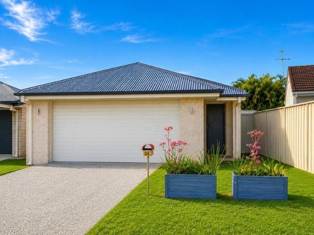 MODERN FAMILY HOME WITH SPACE, STYLE & COMFORT IN THE HEART OF BIRKDALE!