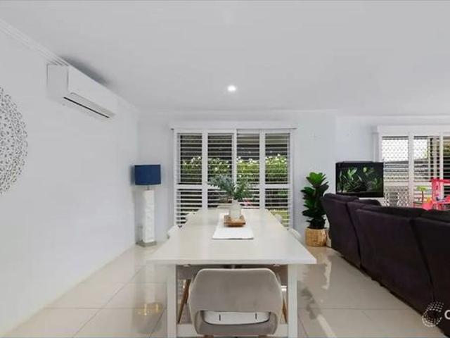 Modern Family Living in a Peaceful Robina Cul de Sac