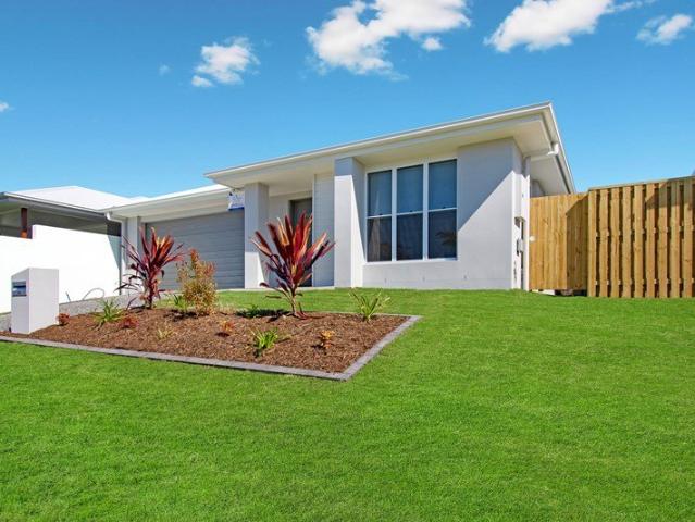 Modern Family House Close to Golden Beach Esplanade