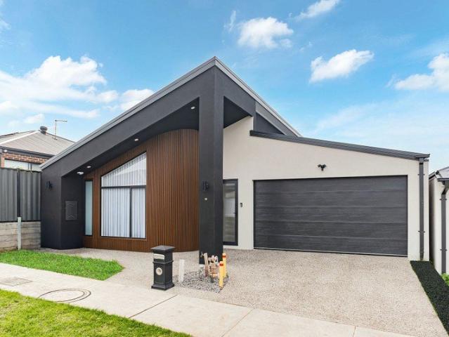 Modern Family Luxury in the Heart of Greenvale
