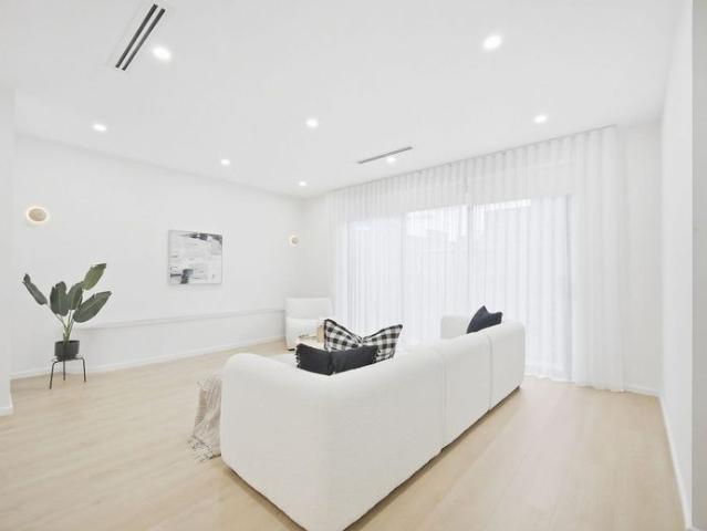 Modern Family Luxury in the Heart of Greenvale