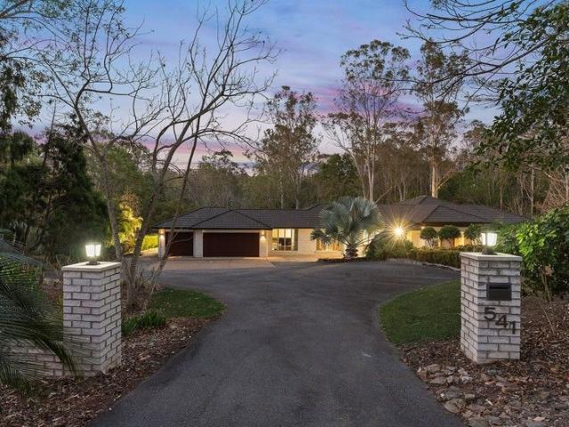 Modern family lifestyle haven on one leafy hectare