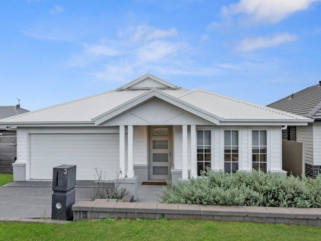 MODERN FAMILY HOME HIGH CEILINGS AND CONVENIENT LOCATION!