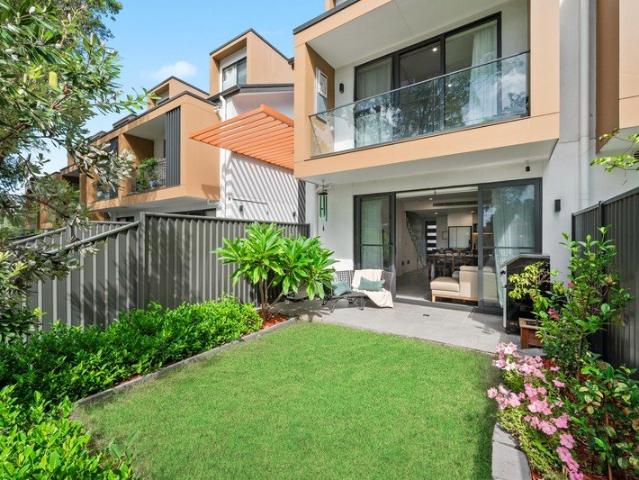 Modern Family Living, Walk to Station