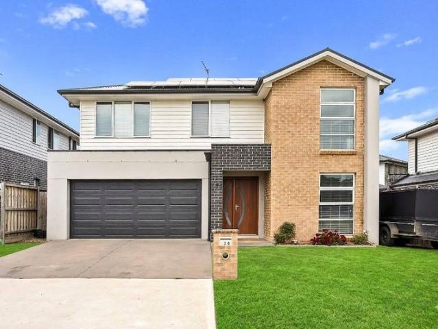 Modern Family Living Walk to Schofields Station