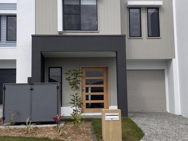 MODERN FAMILY LIVING WITH MULTIPLE LIVING AREAS IN SOUGHT AFTER WHITE ROCK