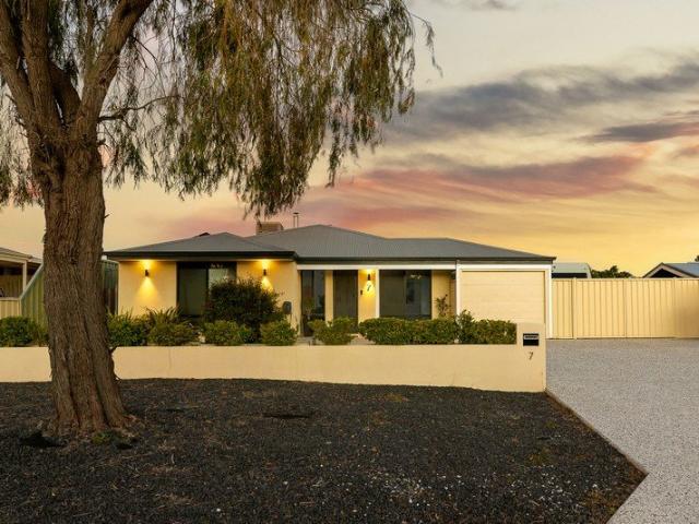MODERN FAMILY LIVING, WITH A SPARKLING POOLSIDE RETREAT AND SIDE GATE ACCESS INCLUDED