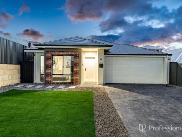 Modern Family Living with a Pool, Theatre & Space to Entertain