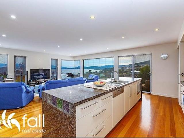 Modern Family Living with Breathtaking River Derwent Views