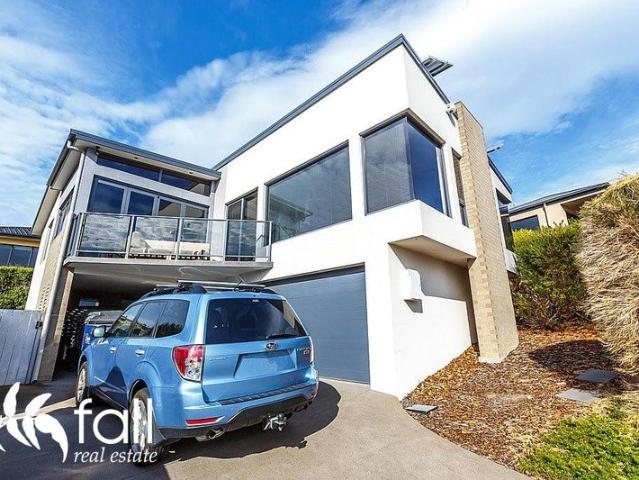 Modern Family Living with Breathtaking River Derwent Views