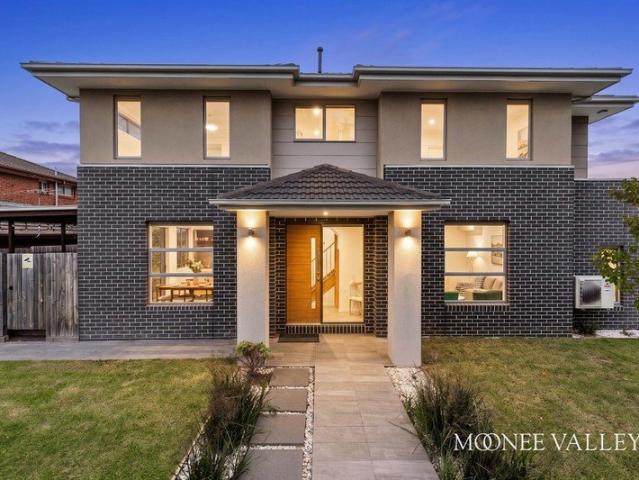 MODERN FAMILY LIVING WITH DOUBLE GARAGE