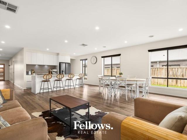 Modern Family Living with Double Side Gate Access