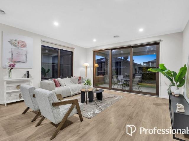 Modern Family Living with Exceptional Indoor Outdoor Flow