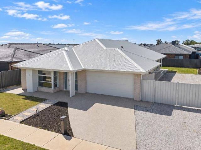 Modern Family Living with Exceptional Side Access