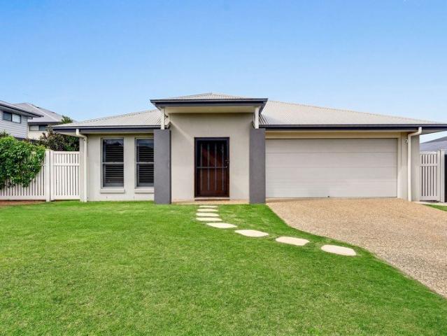 Modern Family Living with Effortless Outdoor Appeal