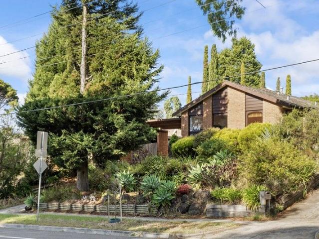 Modern Family Living with Park Views in Prime Vermont South Location