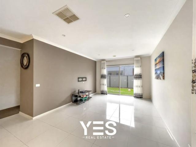 MODERN FAMILY LIVING WITH PARKSIDE CONVENIENCE