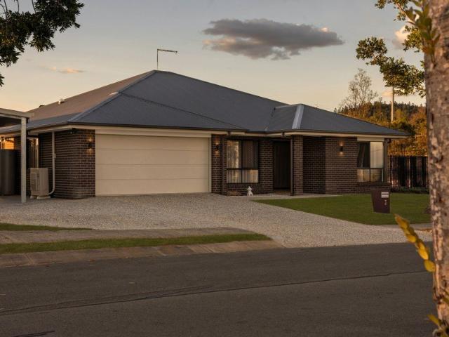 Modern Family Living with Pool, Shed & Space