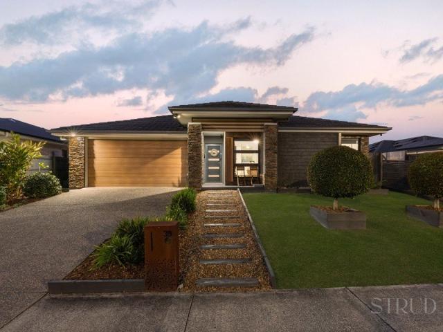 Modern Family Living with Poolside Entertaining on a Spacious 800m² Block