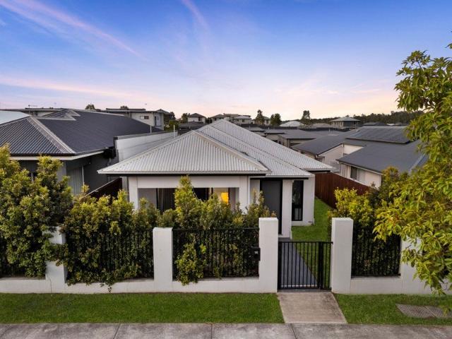 Modern Family Living with Style, Comfort & Low Maintenance Appeal!