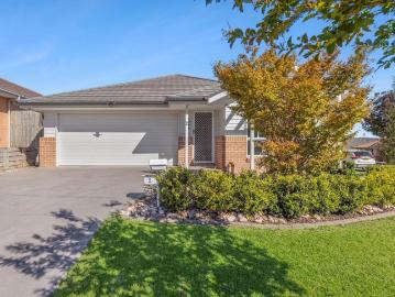 Modern Family Living with Style, Space & Energy Efficiency in a Peaceful Cul de Sac