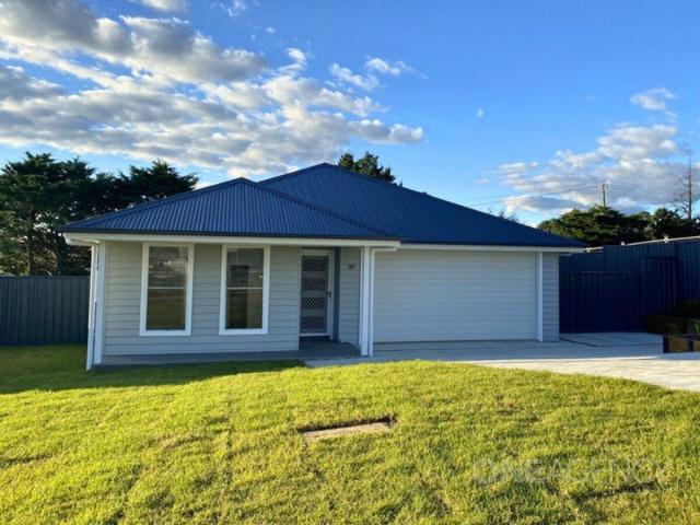 Modern Family Living with Side Access & Large Double Shed