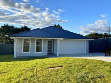 Modern Family Living with Side Access & Large Double Shed