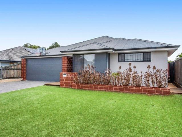 Modern Family Living Between River and Estuary