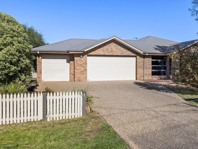 Modern Family Living by the Bay Spacious, Stylish & Perfectly Positioned