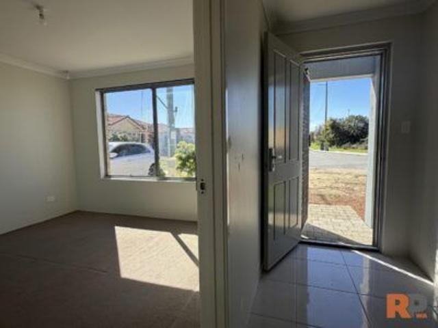 Modern Family Living Close to Westfield Carousel