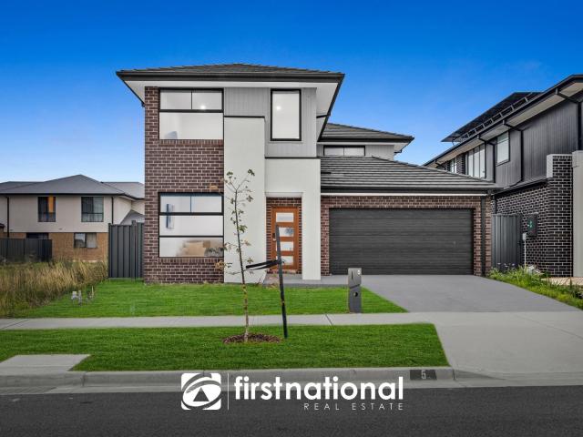 Modern Family Living in the Heart of Clyde. 3 Living Areas, Family Entertainer!