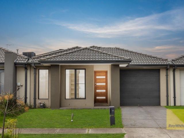 Modern Family Living in the Heart of Allura Estate 15 Elsternwick Street, Truganina