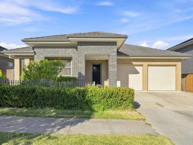 Modern Family Living in the Heart of Gledswood Hills