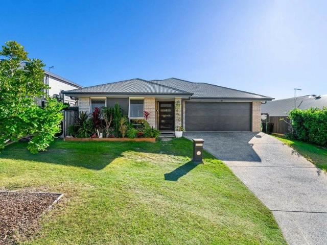 MODERN FAMILY LIVING IN THE HEART OF FLAGSTONE!