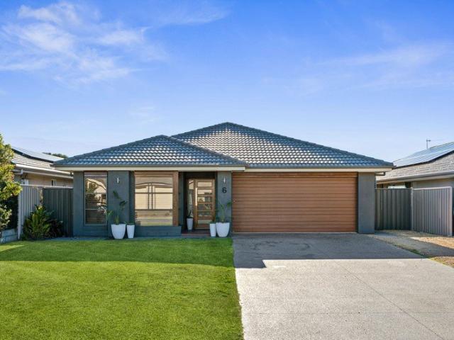 Modern Family Living in the Heart of Links Lady Bay