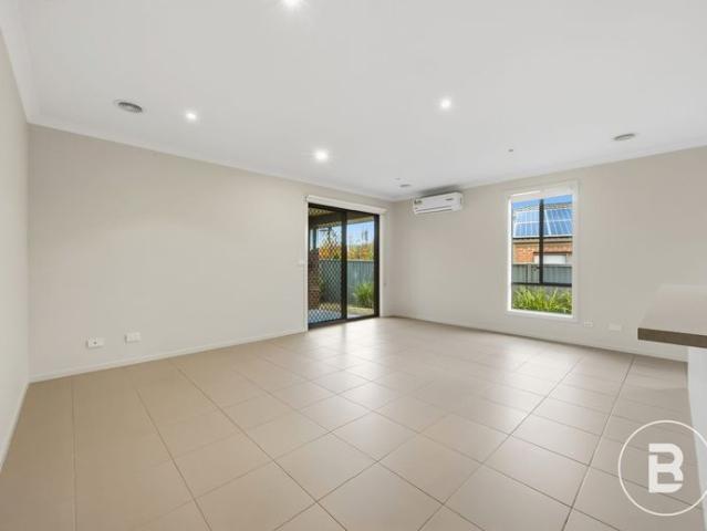MODERN FAMILY LIVING IN THE HEART OF LUCAS – SPACIOUS 4 BEDROOM HOME