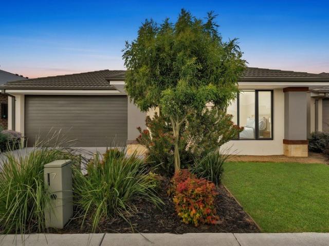 Modern Family Living in the Heart of Sapphire Estate